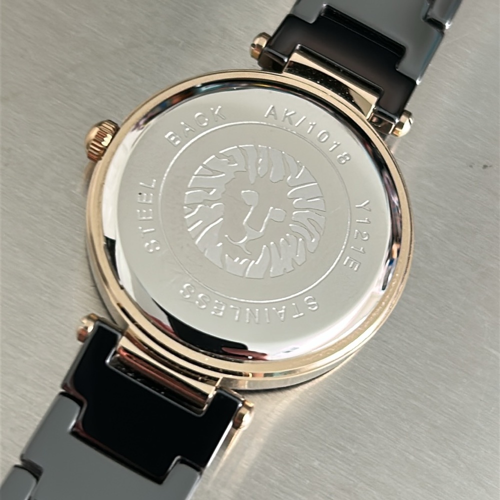 Black and Gold watch - Picture 3 of 4